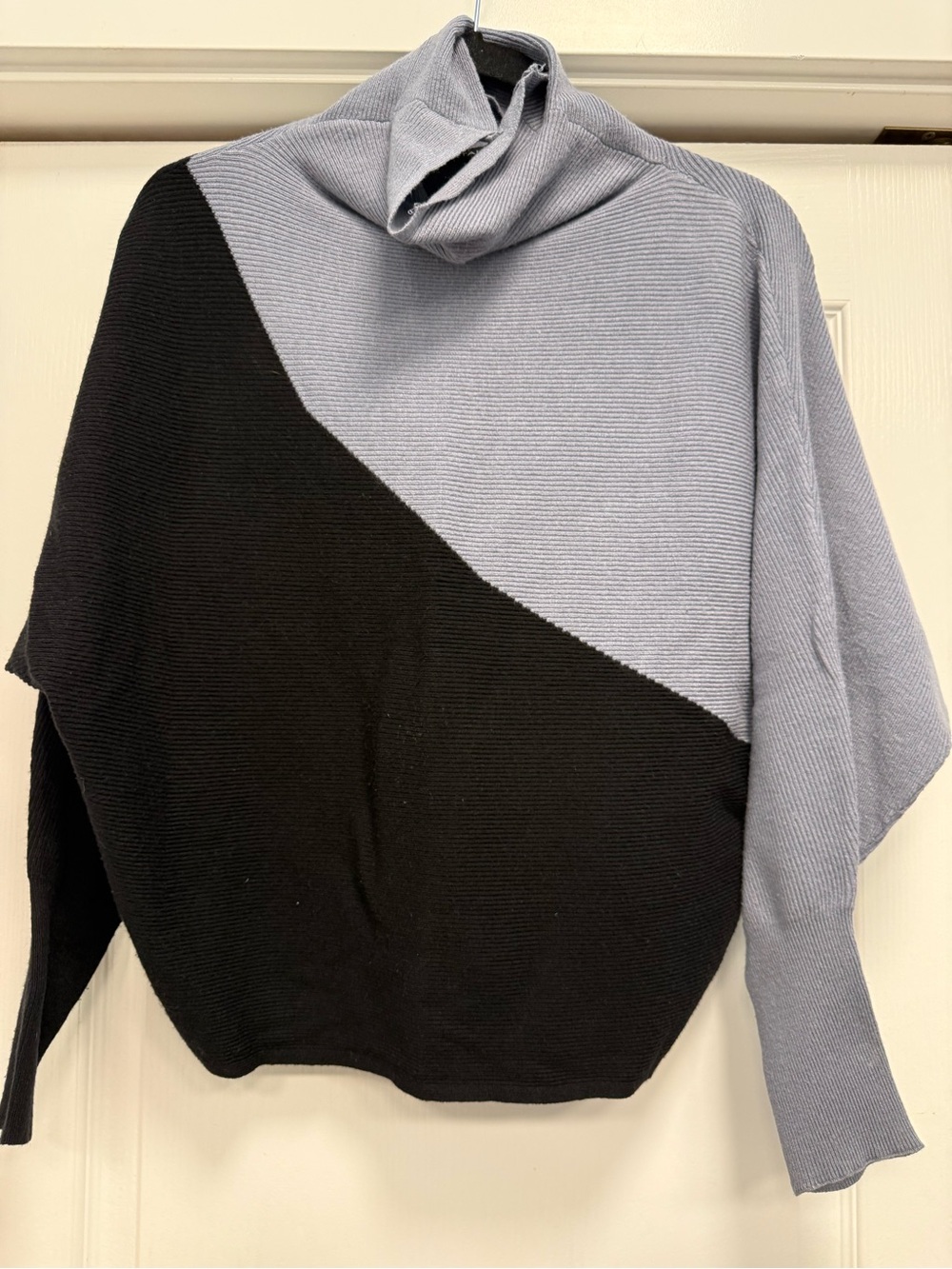 T Tahari Black & Light Blue Diagonal Colorblock Turtleneck Sweater
